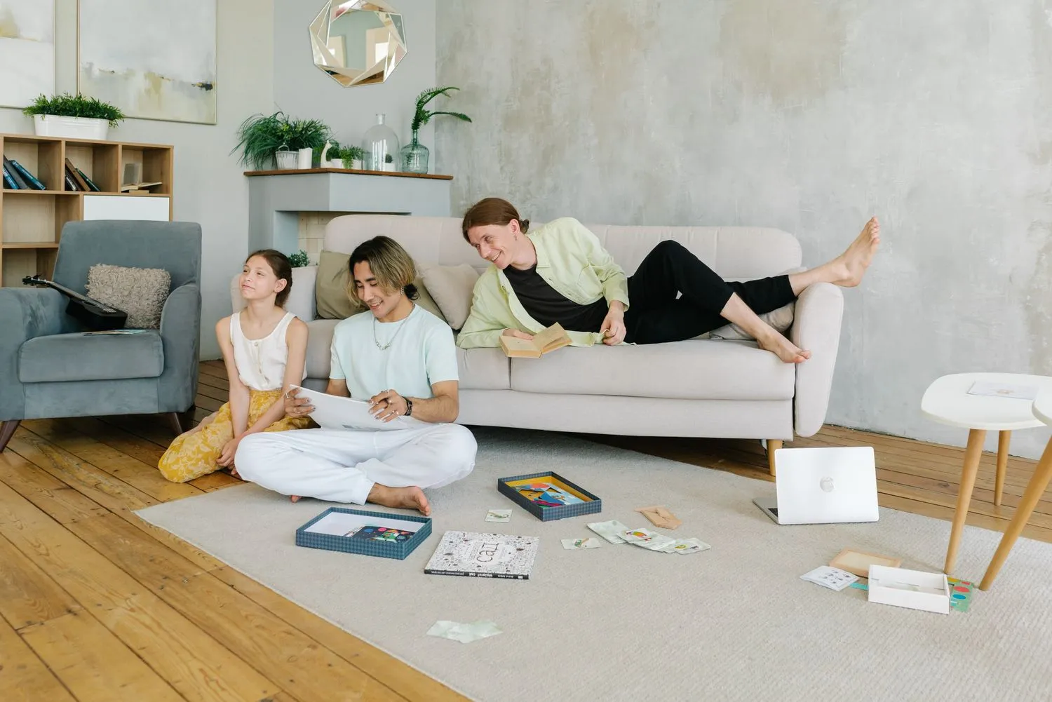 Une famille profite d'un moment de détente à la maison.